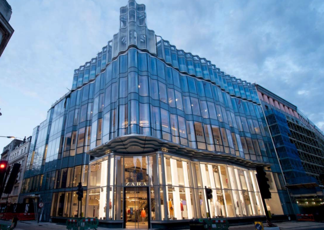 Zara und seine Schwestermarken wollen stationär vor allem mit imposanten Läden wie hier auf der Londoner Oxford Street expandieren Zara und seine Schwestermarken wollen stationär vor allem mit imposanten Läden wie hier auf der Londoner Oxford Street expandieren