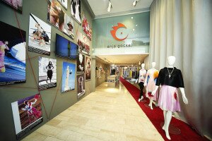 Der Kölner Store entführt Kundinnen auf einem roten Laufsteg in die Anja Gockel Welt