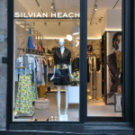 Jüngst eröffnete Silvian Heach einen Store in Neapel. Mit Gold und Mamor soll sich die Marke von ihrem jüngeren Pendant HI abheben Jüngst eröffnete Silvian Heach einen Store in Neapel. Mit Gold und Mamor soll sich die Marke von ihrem jüngeren Pendant HI abheben
