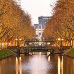 In der Mitte fließt der Fluss: Bislang trennte der Stadtgraben die gute von der weniger guten Kö-Seite, aber die Differenzen lösen sich auf