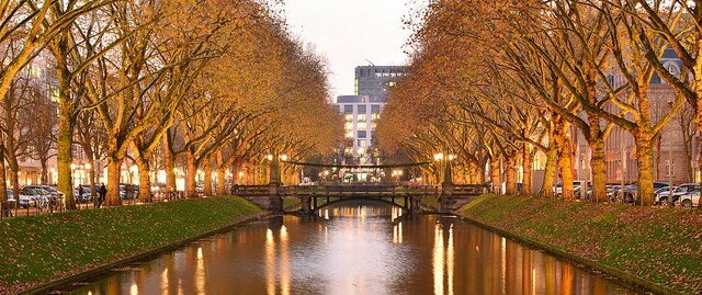 In der Mitte fließt der Fluss: Bislang trennte der Stadtgraben die gute von der weniger guten Kö-Seite, aber die Differenzen lösen sich auf In der Mitte fließt der Fluss: Bislang trennte der Stadtgraben die gute von der weniger guten Kö-Seite, aber die Differenzen lösen sich auf