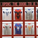 Eine Auswahl der neuen Uniqlo T-Shirts (UTs) mit Designs der 100 Mickey-Statuen