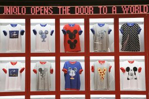 Eine Auswahl der neuen Uniqlo T-Shirts (UTs) mit Designs der 100 Mickey-Statuen