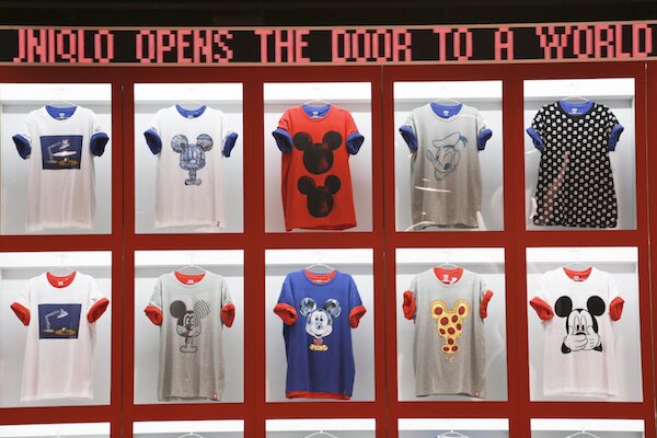 Eine Auswahl der neuen Uniqlo T-Shirts (UTs) mit Designs der 100 Mickey-Statuen Eine Auswahl der neuen Uniqlo T-Shirts (UTs) mit Designs der 100 Mickey-Statuen