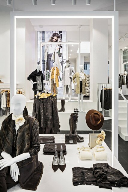 Neu im Marc Cain Store-Konzept sind die "abgependelten „Lightframes