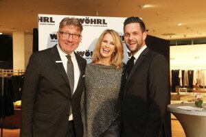 Wöhrl-Geschäftsleiter Erich Beyersdorff mit Monica Ivancan und Matthias Killing (v.l.)