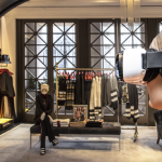Mit den Füßen im Store, mit den Augen direkt in der Front Row: Tommy Hilfiger testet Virtual Reality in seinen Stores