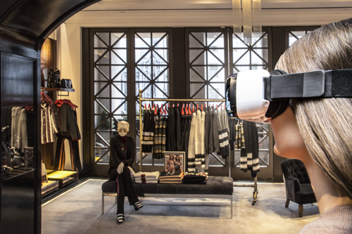 Mit den Füßen im Store, mit den Augen direkt in der Front Row: Tommy Hilfiger testet Virtual Reality in seinen Stores Mit den Füßen im Store, mit den Augen direkt in der Front Row: Tommy Hilfiger testet Virtual Reality in seinen Stores