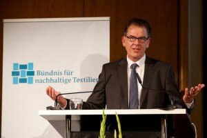 Dr. Gerd Müller will weitere Unternehmen für sein Textilbündnis gewinnen