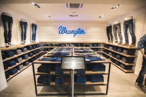 Hell, clean, modern: Der neue Flagship-Store von Wrangler in Berlin