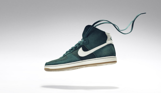 Nike hat die Frauen für sich als fester Umsatzbringer einkalkuliert. Ganze 11 Mrd. Dollar sollen sie 2020 für Nike-Produkte ausgeben. Nike hat die Frauen für sich als fester Umsatzbringer einkalkuliert. Ganze 11 Mrd. Dollar sollen sie 2020 für Nike-Produkte ausgeben.