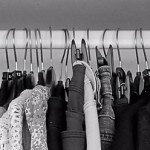 Sein oder haben? Wie viele Kleidungsstücke braucht man wirklich im Schrank?