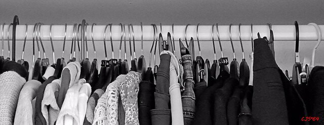 Sein oder haben? Wie viele Kleidungsstücke braucht man wirklich im Schrank? 