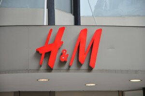 H&M wuchs durch neue Läden, litt aber unter dem hohen Dollar-Kurs und dem zu milden Winteranfang 