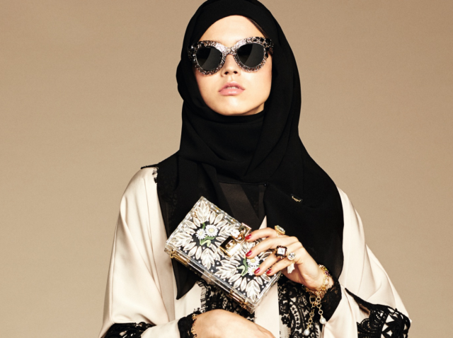 Dolce & Gabbana Hijab und Abaya Kollektion: Laut Unternehmen "eine bezaubernde visuelle Geschichte über die Anmut und Schönheit der wunderbaren arabischen Frauen" Dolce & Gabbana Hijab und Abaya Kollektion: Laut Unternehmen "eine bezaubernde visuelle Geschichte über die Anmut und Schönheit der wunderbaren arabischen Frauen"
