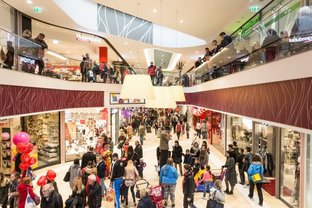 Die Kunden kaufen, der Handel boomt. Allerdings geht der Positivtrend am Modehandel vorbei Die Kunden kaufen, der Handel boomt. Allerdings geht der Positivtrend am Modehandel vorbei