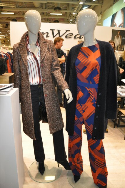 Retro is back: Kultverdächtiger Zweiteiler mit auffälligem Print und cosy Strick-Mantel oder schmale ausgestellte Jeans mit knielangem Tweed-Mantel bei InWear