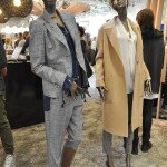Marc Aurel spielt mit den Brüchen: Schmaler Anzug mit Leder-Applikationen und verspielter Seidenbluse (links), Schluppenbluse mit ungefüttertem Oversize-Mantel zur schmalen Hose