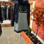 So viel zu staunen: Muster-Minikleid mit Lätzchen und verziertem Jaquard-Jäckchen ergibt den perfekten 2016-Sixties-Look (Molly Bracken)