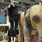 Ein Sommernachtstraum bei Riani: Spitzentop mit verkürzter ausgestellter Jeans und doppelreihigen Strickmantel aus gewaschener Wolle