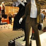 Für modisch Mutige: Leicht ausgestellter, schmal geschnittener Anzug mit Retro-Muster und Schluppenbluse