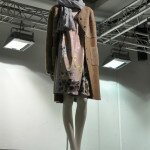 Unschuldig: Knielanges Seidenkleid mit Ledermantel bei Sportalm
