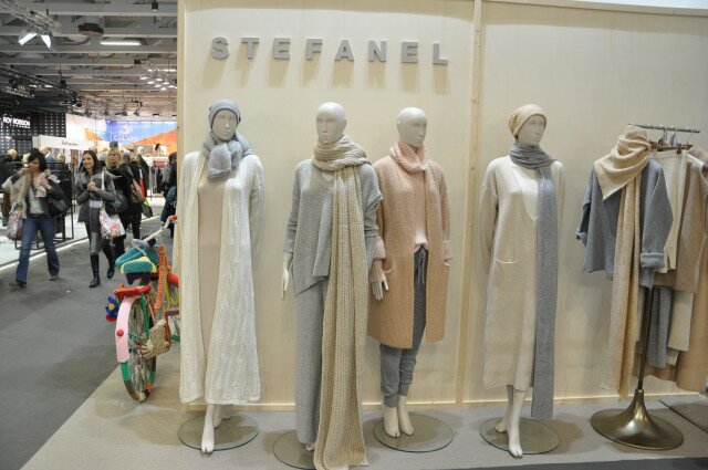 Die Stärke der Italiener ist Strick: Hier in Bestform mit überlangen Cardigans, weiten Hosen, Joggingpants, Indoor-Mänteln oder wadenlangem Strickkleid mit tiefem Ausschnitt (Stefanel)
