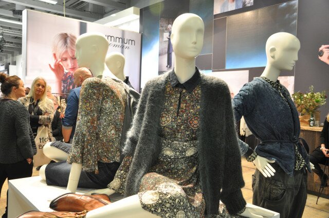 Summum liebt kleinteilige Muster: Wadenlanges Kleid mit kleinem Kragen und Mohair-Cardigan, rechts davon gesteppte und in der Taille "gegurtete" Jeansjacke