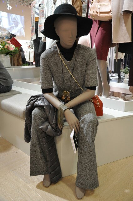 Moderne Interpretation von Office-Chic: Flare im Tweed-Look mit passendem Kurzarm-Oberteil bei Comma