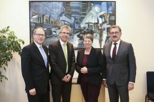Eigentlich auf einer Linie: Umweltministerin Hendricks mit HDE-Vizen Ernst Läuger und Michael Radau und Präsident Josef Sanktjohanser