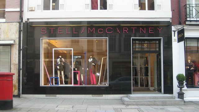 Bei Stella McCartney dürften bald auch Männersakkos im Schaufenster hängen