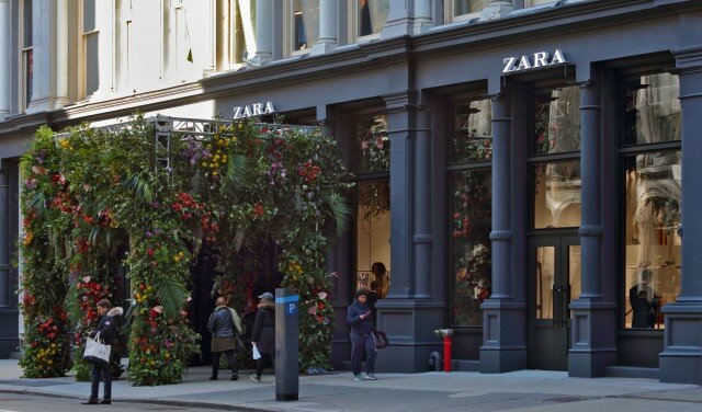 Auf dem Broadway, zwischen Broom und Spring Street, befindet sich der neue Zara Store. Früher war dort Old Navy beheimatet Auf dem Broadway, zwischen Broom und Spring Street, befindet sich der neue Zara Store. Früher war dort Old Navy beheimatet