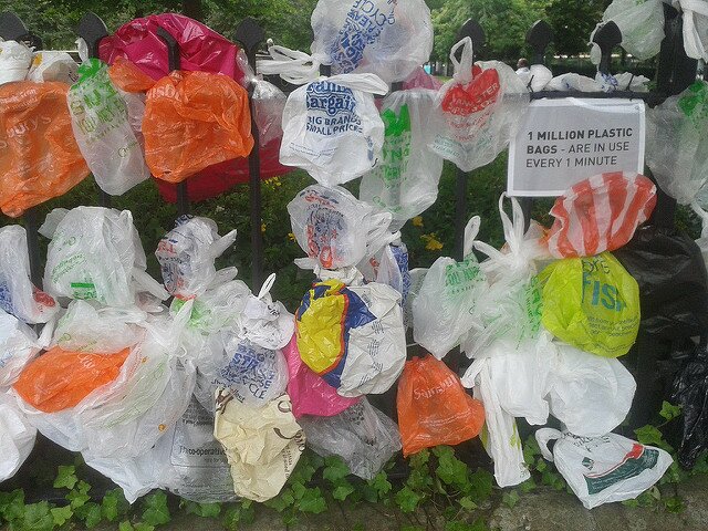 Ende des Plastiktütenwahns? Eine freiwillige Selbstverpflichtung soll's richten