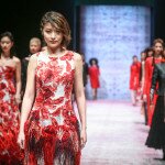 Samtige Träume: Unter dem Titel "Velvet Dreams" präsentierte Marc Cain seine H/W-Kollektion, die mit unterschiedlichen Materialien und Farben spielt