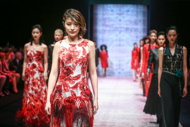 Samtige Träume: Unter dem Titel "Velvet Dreams" präsentierte Marc Cain seine H/W-Kollektion, die mit unterschiedlichen Materialien und Farben spielt Samtige Träume: Unter dem Titel "Velvet Dreams" präsentierte Marc Cain seine H/W-Kollektion, die mit unterschiedlichen Materialien und Farben spielt