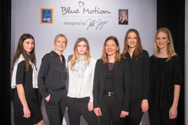 Für Kim Aline Suckow, Stellvertreterin der Geschäftsführer im Einkauf von ALDI SÜD, (3. v. r.) und Designerin Jette Joop war die Fashionshow zur Blue Motion Kollektion ein voller Erfolg Für Kim Aline Suckow, Stellvertreterin der Geschäftsführer im Einkauf von ALDI SÜD, (3. v. r.) und Designerin Jette Joop war die Fashionshow zur Blue Motion Kollektion ein voller Erfolg