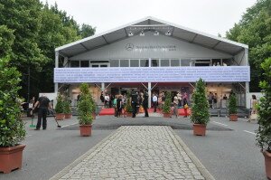 Das MBFWB Zelt wird diesen Sommer seinen Platz am Brandenburger Tor räumen, um Platz für Fußball-Fans zu machen 