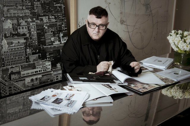 Alber Elbaz sondiert die Entwürfe der DfT-Bewerber Alber Elbaz sondiert die Entwürfe der DfT-Bewerber
