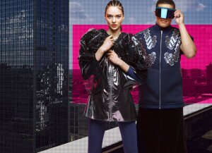 Solar T-Shirt mit eingearbeiteten Film-Solarzellen von Pauline van Dongen. Blaue Sonnenbrille von Mykita. Transparenter Latex „Algae Coat“ von SteinRohner.