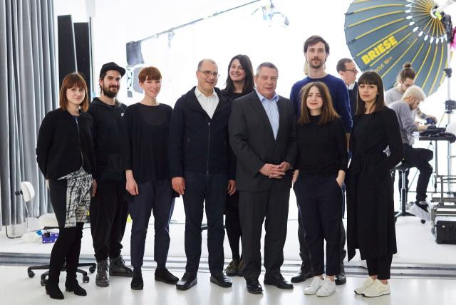 Dr. Uwe Mazura, Hauptgeschäftsführer Gesamtverband textil+mode (4.v.r.), und Joachim Schirrmacher, Director SDBI (4.v.l.), beim Shooting für den European Fashion Award FASH 2016 Dr. Uwe Mazura, Hauptgeschäftsführer Gesamtverband textil+mode (4.v.r.), und Joachim Schirrmacher, Director SDBI (4.v.l.), beim Shooting für den European Fashion Award FASH 2016