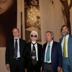 Eike Schimdt, Gaetano Marzotto und Andrea Cavicchi mit dem Modezar Lagerfeld (2.v.l.)
