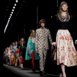 Der neue urbane Retro-Charme mit Schluppenblusen und Bubikragen wirkt: Gucci ist wieder hip Der neue urbane Retro-Charme mit Schluppenblusen und Bubikragen wirkt: Gucci ist wieder hip