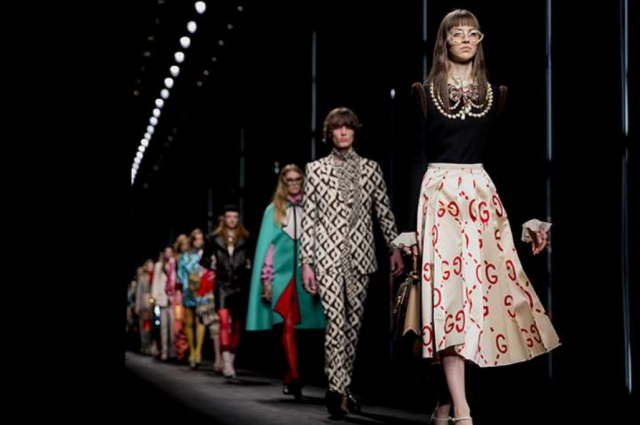 Der neue urbane Retro-Charme mit Schluppenblusen und Bubikragen wirkt: Gucci ist wieder hip