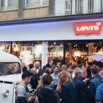Das Partyvolk vor dem neuen Levi's Store in der Düsseldorfer Altstadt