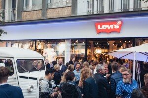 Das Partyvolk vor dem neuen Levi's Store in der Düsseldorfer Altstadt