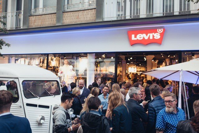 Das Partyvolk vor dem neuen Levi's Store in der Düsseldorfer Altstadt Das Partyvolk vor dem neuen Levi's Store in der Düsseldorfer Altstadt